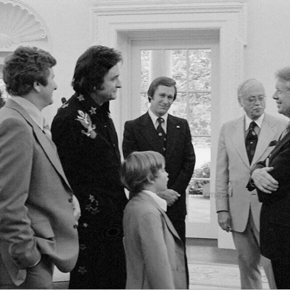 8X10 JIMMY CARTER AND JOHNNY CASH AT THE WHITE HOUSE PUBLICITY PHOTO - Picture 2 of 3